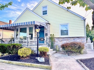 210 N Jerome Ave, Margate City, NJ 08402