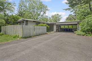 2110 Heather Rd, Geneva, IL 60134