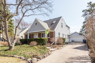 1914 Crestland Dr, Ann Arbor, MI 48104