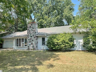 425 Orchard Ave, Clare, MI 48617