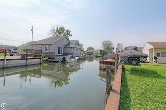 37924 Maplehill St, Harrison Township, MI 48045