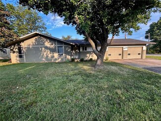 1702 Tomahawk Ln, Fort Scott, KS 66701