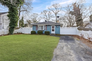 40 Fairview Dr, Shirley, NY 11967