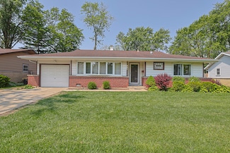 521 Edgewood Ln, Elk Grove Village, IL 60007