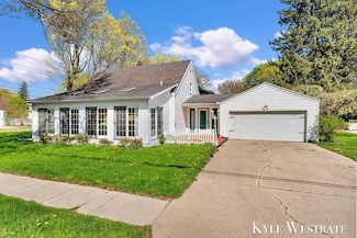 405 S 1st St, Edmore, MI 48829