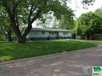 710 Boston Ave NE, Orange City, IA 51041
