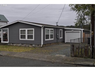 109 4th St, Myrtle Point, OR 97458