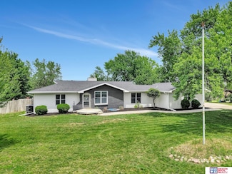 631 Overlook Ln, Beatrice, NE 68310