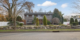 110 Florida Ave, ComMacK, NY 11725