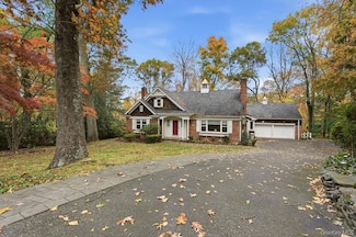 26 Paul Revere Ln, Centerport, NY 11721