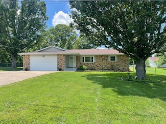 2105 Oakridge Dr, Ava, MO 65608