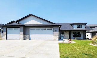 400 Lennox Dr, Bismarck, ND 58504