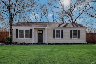 4 Park Ln, Middle Island, NY 11953