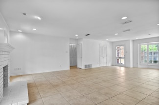 1375 Roaring Springs Rd, Fort Worth, TX 76114