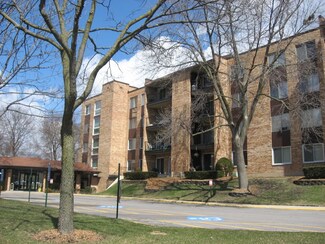 500 W Huntington Commons Rd Unit 153, Mount Prospect, IL 60056