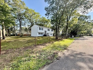 30 7th St, Holbrook, NY 11741