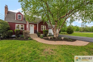 16 Lakeside Dr S, Piscataway, NJ 08854
