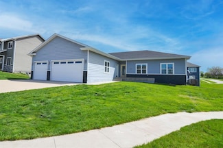961 Breakwater Place, Polk City, IA 50226
