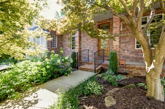 2204 S Oakbrook Ave, Springfield, MO 65809