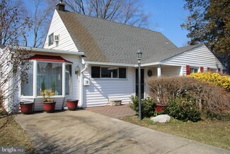 9 Hawk Rd, Levittown, PA 19056