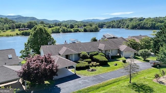618 Shoreline Dr, Hiawassee, GA 30546