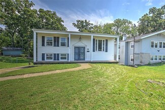 121 Ridgeway Dr, Decatur, IL 62521