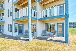 210 26th St NW Unit 201/2, Long Beach, WA 98631