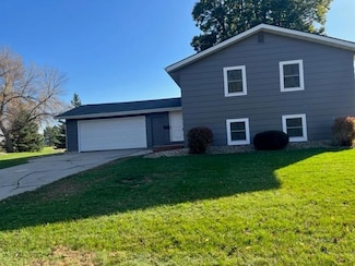 817 16th St, Windom, MN 56101