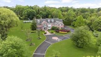 2 Pen Mor Dr, East Norwich, NY 11732