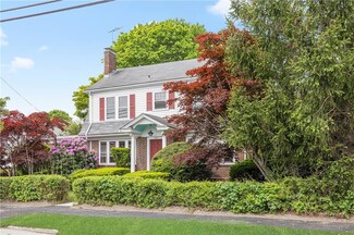 1281 Hope St, Bristol, RI 02809