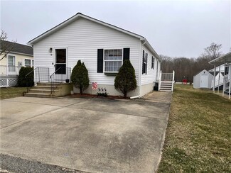 15 Blackbird St, Tiverton, RI 02878
