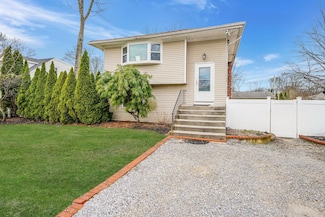 272 Floyd Rd, Shirley, NY 11967