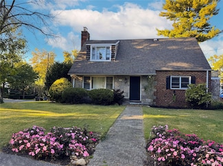 301 Park Ln, Little Neck, NY 11363