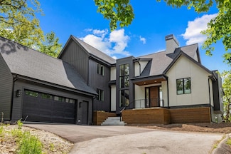 W329N6597 Forest Dr, Hartland, WI 53029