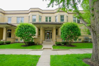 123 Pleasant St Unit A, Oak Park, IL 60302