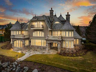 3950 Peninsula Dr, Petoskey, MI 49770