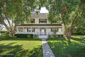 18 Wesley St, Monmouth Beach, NJ 07750