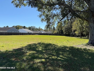 927 Village Rd NE, Leland, NC 28451