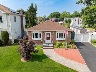 695 Arlington Ave, Baldwin, NY 11510