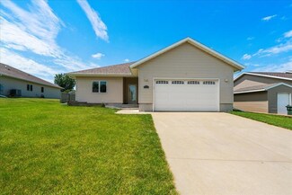 4116 Mockingbird Ln, Waterloo, IA 50702