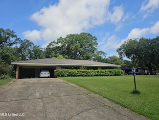 11391 Pine Dr, Gulfport, MS 39503
