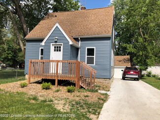 318 N Catherine St, Lansing, MI 48917