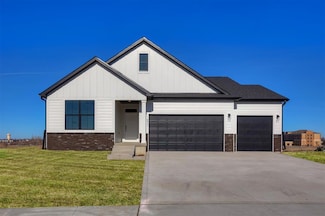 8921 Hickory Dr, Urbandale, IA 50322