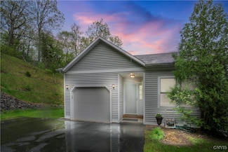 178 Timber Wolf Cir, Syracuse, NY 13209