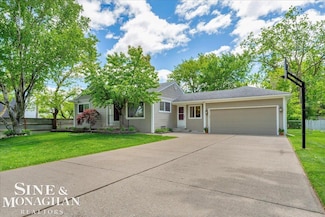 1076 Kelley St, Troy, MI 48083