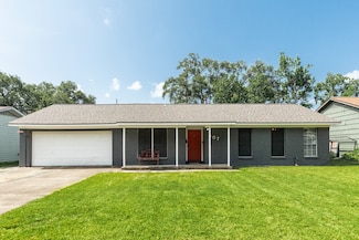 107 Sage St, Lake Jackson, TX 77566