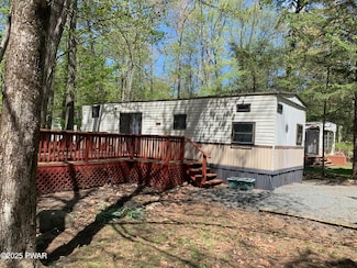 136 Birchy Brook Dr, Milford, PA 18337