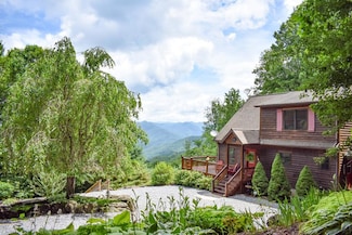 44 Black Bear Ln, Whittier, NC 28789