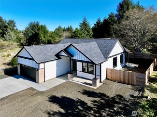716 Island Cir SE, Ocean Shores, WA 98569