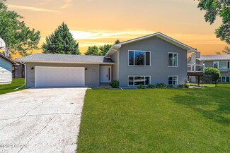 1717 S 35th St, Grand Forks, ND 58201